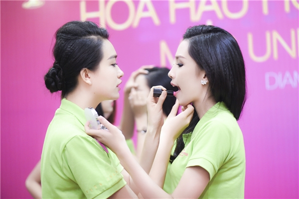 Người đẹp HHHV Việt Nam 2015 diện bikini gợi cảm chơi bóng chuyền
